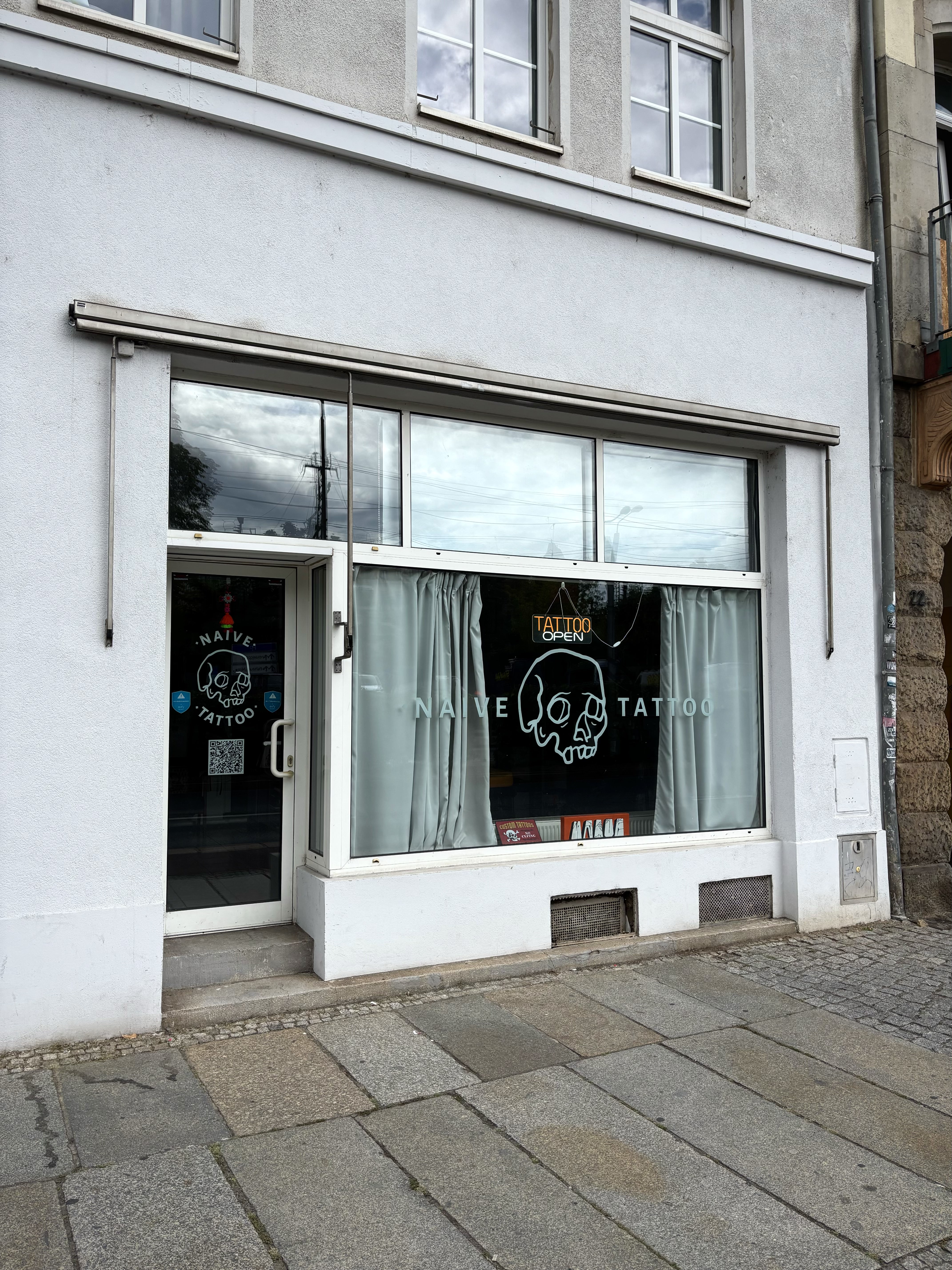 Inside Naive Tattoo Dresden